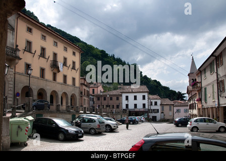 Piazza Mercatale di Borgo Maggiore nella Repubblica di San Marino Foto Stock