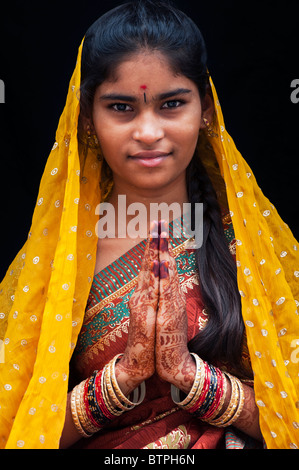 Ragazza indiana indossando il tradizionale sari di seta con henné mani di preghiera. India Foto Stock