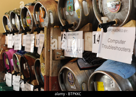 Le birre dietro al bar alla festa della birra Foto Stock