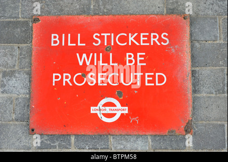 Bill adesivi saranno perseguiti a norma di legge Foto Stock