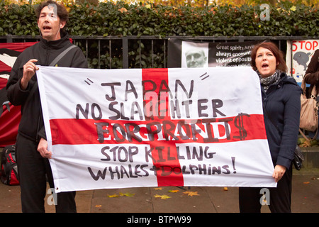 Manifestanti durante un anti-caccia alla balena protesta al di fuori dell'Ambasciata giapponese Foto Stock