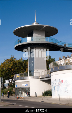 Questa torre ospita il molo Hill in risalita Southend on Sea. Gli impianti di risalita possono essere utilizzati tra il mare e la strada principale dei negozi. Foto Stock