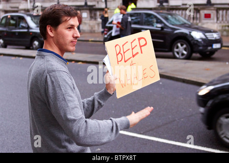 Protester durante un anti-caccia alla balena protesta al di fuori dell'Ambasciata giapponese Foto Stock