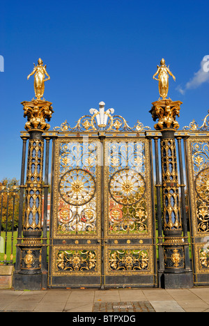 Costruito dalla società di Coalbrookdale, Ironbridge come un dono per le royalty, erano stati respinti e i cancelli sono dotati di talento a Warrington Foto Stock