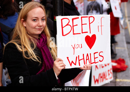 Protester durante un anti-caccia alla balena protesta al di fuori dell'Ambasciata giapponese Foto Stock
