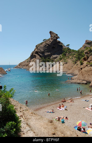 La Francia, La Ciotat, persone in spiaggia nei pressi di rocce Foto Stock