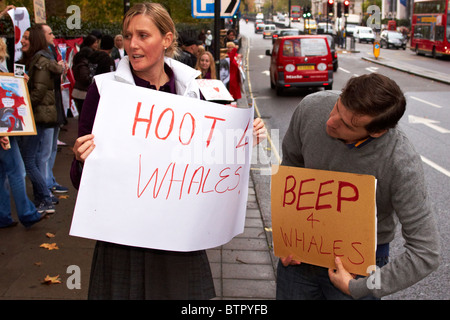 Manifestanti durante un anti-caccia alla balena protesta al di fuori dell'Ambasciata giapponese Foto Stock