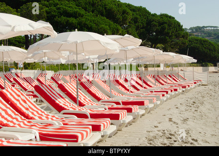 Francia, Saint-Tropez, Pampelonne, vista di svuotare le sedie a sdraio e ombrelloni in spiaggia Foto Stock