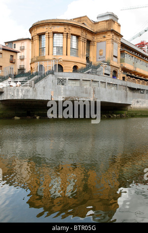 Vista del Mercado de la Ribera, Bilbao, Spagna. Questo famoso mercato coperto che è attualmente in fase di ricostruzione. Foto Stock