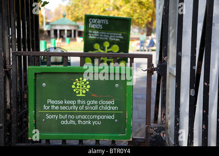 Ingresso Coram i campi, Londra, WC1. Campi ricreativi per i bambini e gli adulti non ammessi se non accompagnati da un bambino. Foto Stock