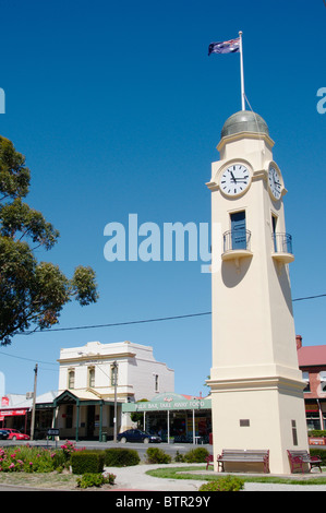Australia, Central Victoria, Woodend-Clock, banca e barra di latte Foto Stock