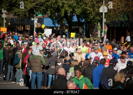 I corridori passano attraverso Harlem nel ING New York City Marathon domenica 7 novembre 2010 Foto Stock