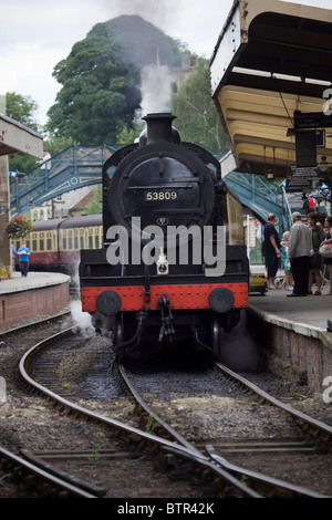 53809 treno a vapore a Pickering Stazione ferroviaria North Yorkshire Moors England Regno Unito Foto Stock