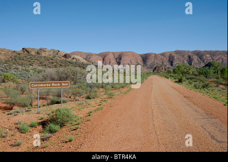 L'Australia, la strada che conduce a Corroboree Rock Conservation Reserve Foto Stock