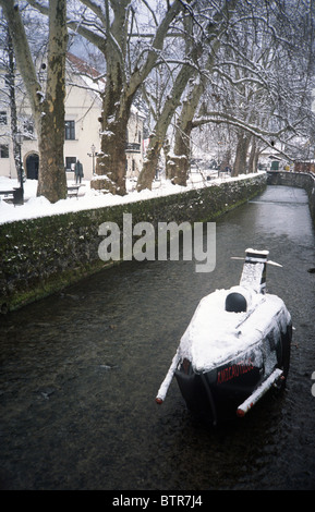 Modello di sommergibile nel fiume, in tempo di carnevale, Samobor, Croazia Foto Stock