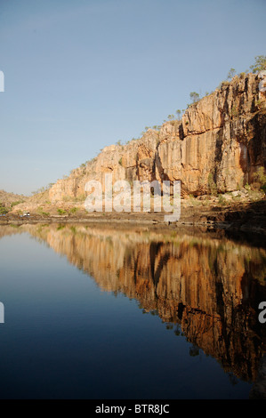 Australia, Katherine Gorge, Nitmiluk National Park, Cliff riflettendo in acqua