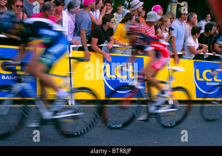 Riders sprint per il traguardo in una tappa del Tour de France a Canterbury, Inghilterra, 2007 Foto Stock