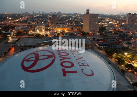 La Houston Downtown skyline guardando ad ovest dal sedicesimo piano dell'Hyatt Hotel Foto Stock