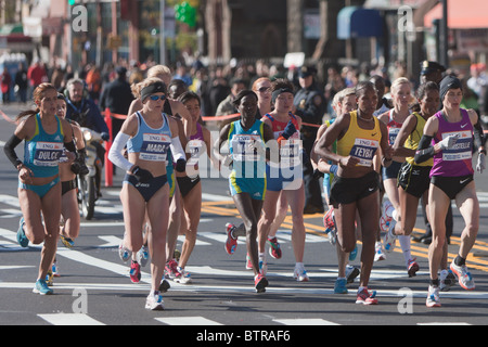 Il gruppo di derivazioni di donne professionali, guidato da Christelle Daunay della Francia, si avvicina al 8 miglio a segno nel 2010 NYC Marathon Foto Stock