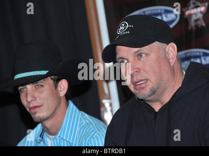 Professional Bull Riders e Garth Brooks i compagni di squadra per bambini Fondazione annuncio speciale Foto Stock