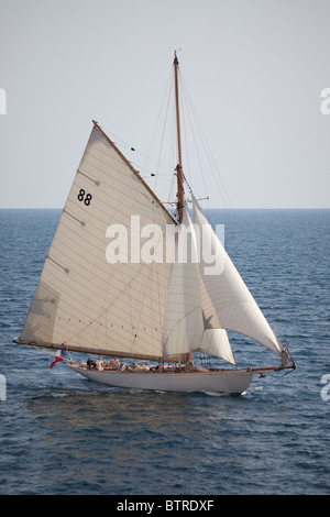 Yacht privato vela off Cannes durante il Festival di Cannes 2010 Foto Stock