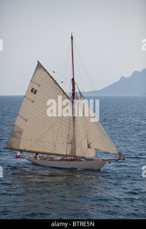 Yacht privato vela off Cannes durante il Festival di Cannes 2010 Foto Stock