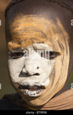 Surma ragazzo con il corpo dipinti, Kibish, Omo River Valley, Etiopia Foto Stock