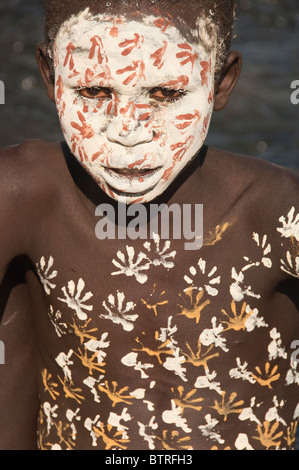 Surma ragazzo con il corpo dipinti, Kibish, Omo River Valley, Etiopia Foto Stock