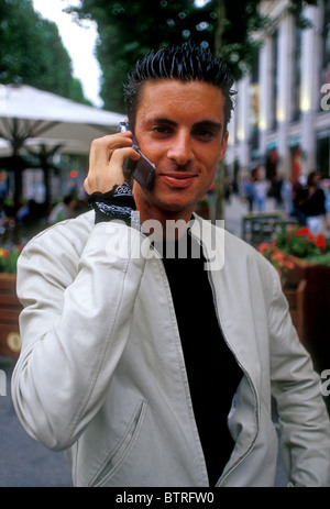 1, uno francese, uomo francese parlando al telefono, cellulare, telefono cellulare, telefono cellulare, Parigi, Ile-de-France, Francia, Europa Foto Stock