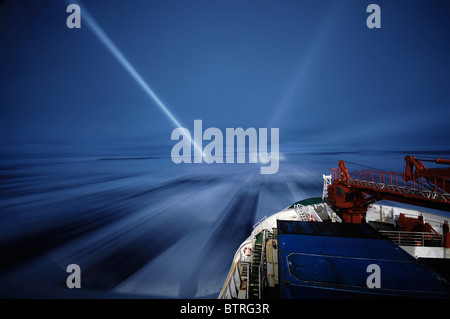 La nave di ricerca passeggiate attraverso ice floes di notte Foto Stock