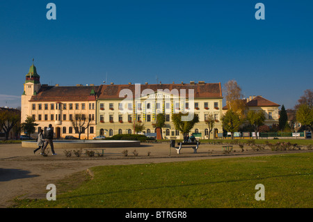 Namesti Cs Armady la piazza principale nella ex ghetto ebraico della città (Terezin Theresienstadt) nord Bohemia Repubblica Ceca Europa Foto Stock