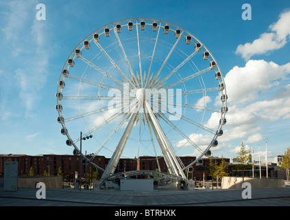 La grande ruota all'Albert Dock, Liverpool, in Inghilterra Foto Stock