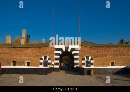 Gate di Mala Pevnost la piccola fortezza di Terezin Theresienstadt () nord Bohemia Repubblica Ceca Europa Foto Stock