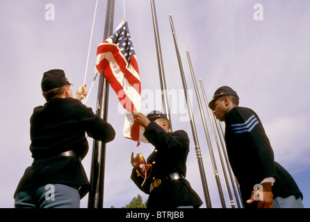 La guerra civile tra gli stati di rievocazione storica la storia del costume alzare bandiera rispetto i soldati del nord hobby Foto Stock