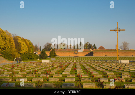 Cimitero di Mala Pevnost la piccola fortezza di Terezin Theresienstadt () nord Bohemia Repubblica Ceca Europa Foto Stock