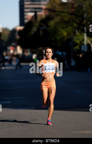 Alissa Mckaig degli Stati Uniti vicino a miglio 23 nel 2010 ING New York City Marathon. Ha finito ventesimo in campo femminile Div Foto Stock