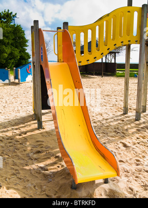 Far scorrere nel parco giochi per bambini Foto Stock