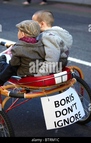 Due giovani ragazzi a cavallo su un carrello durante un viaggiatore protesta a Londra Foto Stock