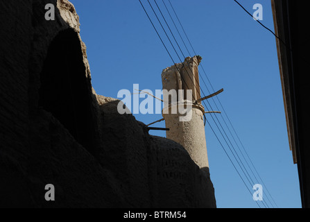 Torri di raffreddamento nel deserto di Kashan Iran Foto Stock