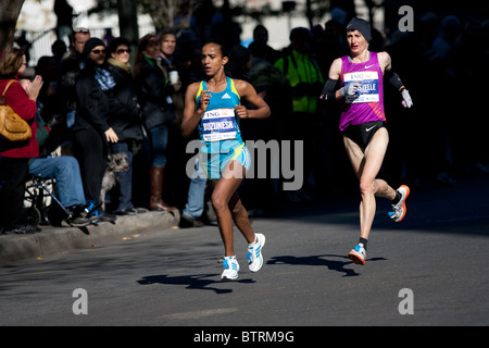 Buzunesh Deba di Ethopia conduce Christelle Daunay della Francia nei pressi di miglio 23 nel 2010 NYC Marathon. Foto Stock