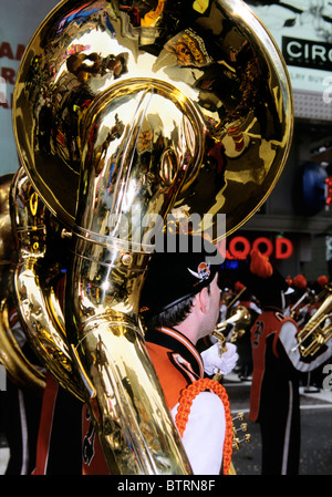 Tuba. Marching band tuba player a New York City. Macy's Thanksgiving Day Parade a Midtown Manhattan. Primo piano o primo piano a New York City Foto Stock