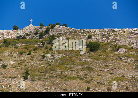 Croce sulla collina che si affaccia su Dubrovnik, Croazia Foto Stock
