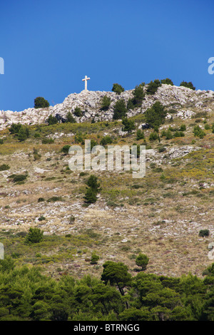 Croce sulla collina che si affaccia su Dubrovnik, Croazia Foto Stock