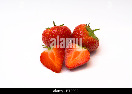 Alcune fragole isolate su uno sfondo bianco Foto Stock