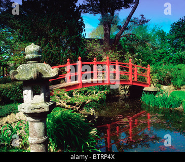 Tully Giardini Giapponesi, Co Kildare, Irlanda; Giapponese lanterna e Ponte rosso di oltre un flusso Foto Stock