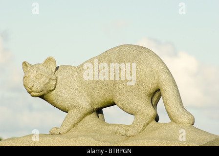 La figura di pietra di un Iriomote Wildcat sulla strada 219, Isola Iriomote, Giappone Foto Stock