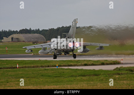 Il Tornado GR4 decolla da RAF Lossiemouth Foto Stock