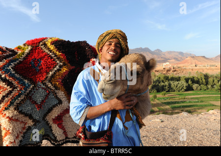 Uomo marocchino in posa con cammello Foto Stock