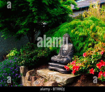 Casa Drumadravey, Co Fermanagh, Irlanda; Buddha in un giardino giapponese Foto Stock