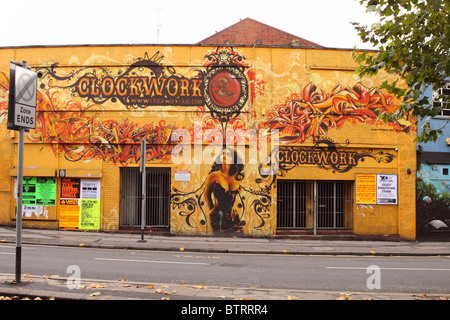 La precisione di un orologio nel Club di Stokes Croft area di Bristol un live music venue club Foto Stock